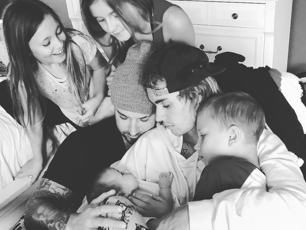 justin-bieber-aparece-primeira-vez-com-irma-no-colo