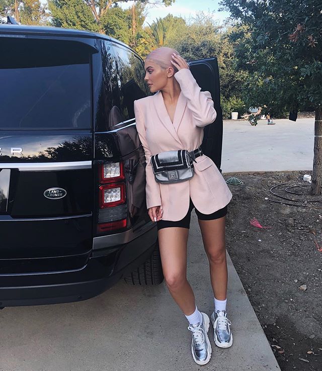 kylie-jenner-tendencias-polemicas1 Pochete + bermuda ciclista + dad sneakers no visu da Kylie.