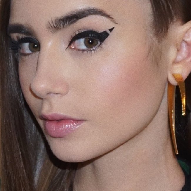 lily-collins-delineado-espaço-negativo-maquiagem lily-collins-delineado-espaço-negativo-maquiagem