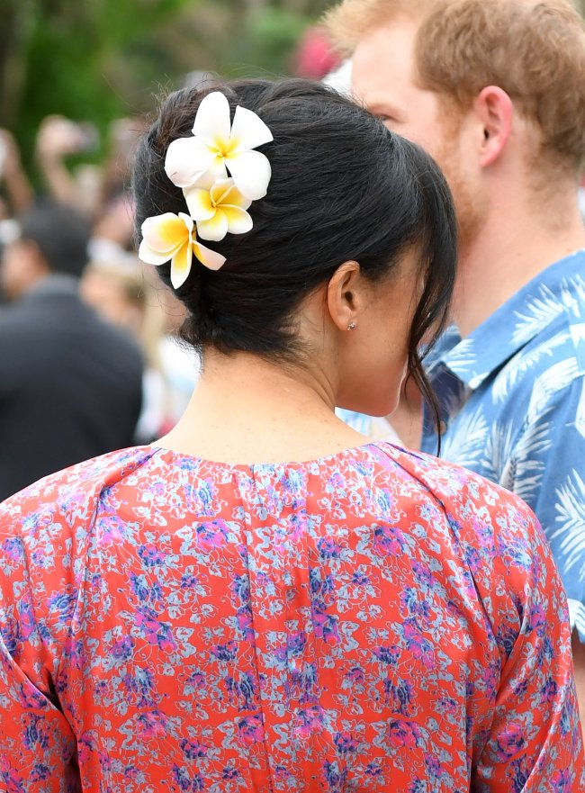 meghan-markle-fiji-coque-flor-cabelo