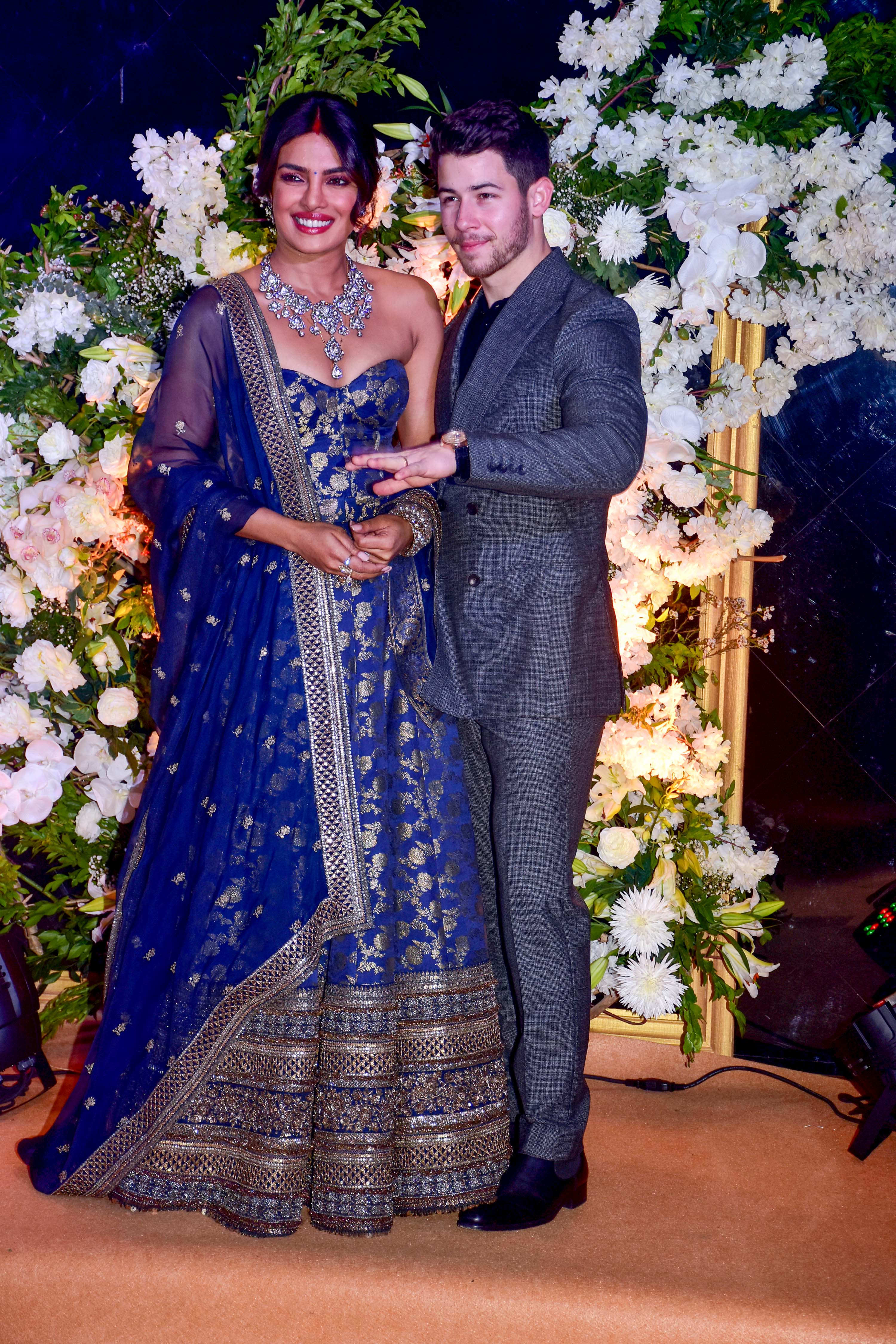 Priyanka Chopra e Nick Jonas durante recepção de casamento em Mumbai, na Índia.