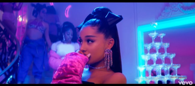 ariana-grande-clipe-7-rings-rabo-de-cavalo-laco ariana-grande-clipe-7-rings-rabo-de-cavalo-laco