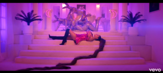 ariana-grande-clipe-7-rings-rabo-de-cavalo