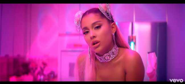 ariana-grande-clipe-7-rings-space-buns ariana-grande-clipe-7-rings-space-buns