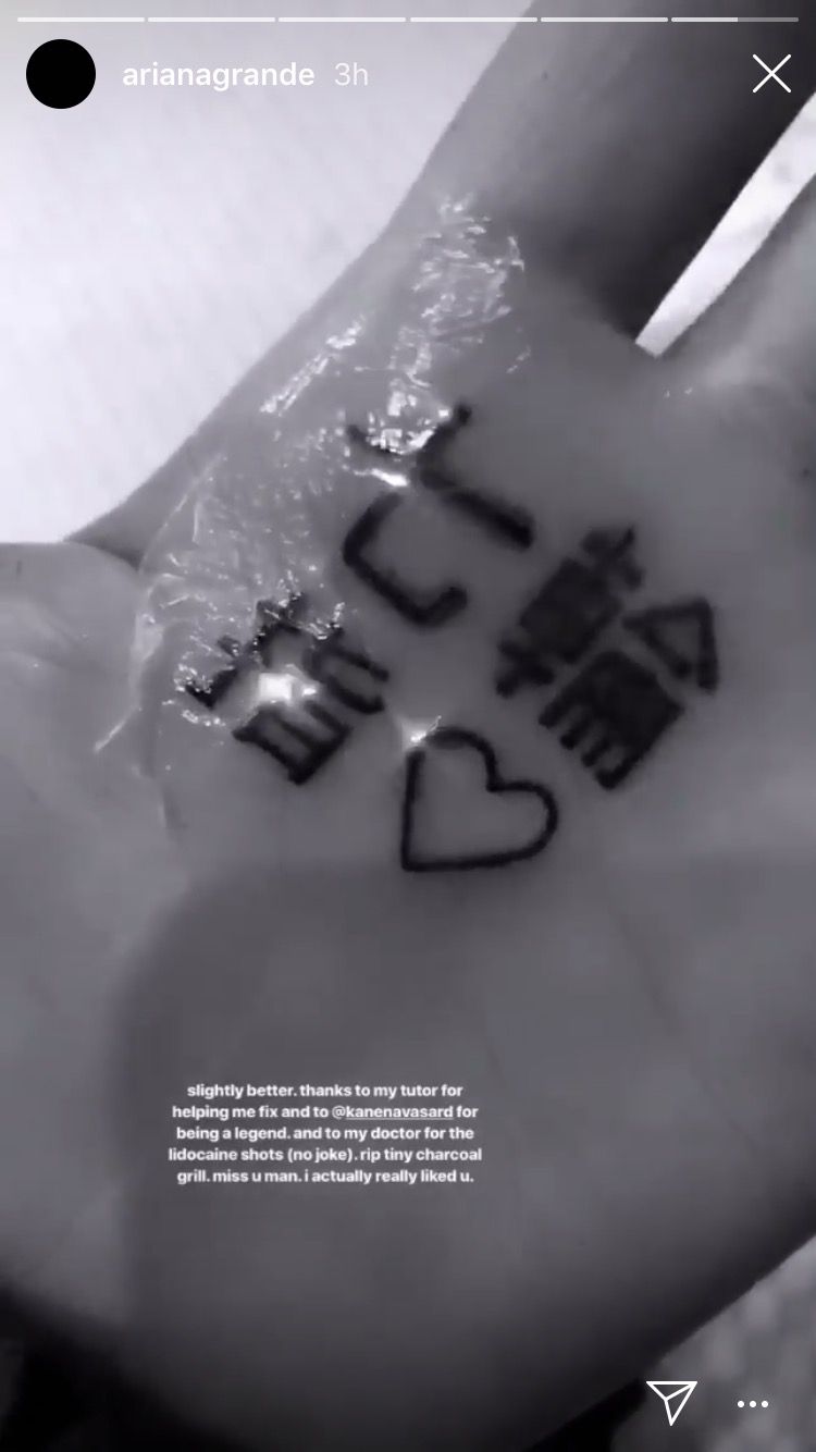 ariana-grande-conserta-tatuagem-japones ariana-grande-conserta-tatuagem-japones