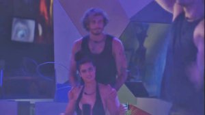 Alan faz massagem em Hana no BBB19 Alan faz massagem em Hana no BBB19