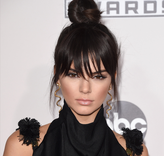 kendall-jenner-penteado-coque-franja-1