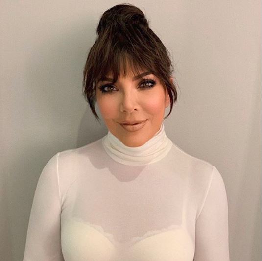 kris-jenner-penteados-coque-franja