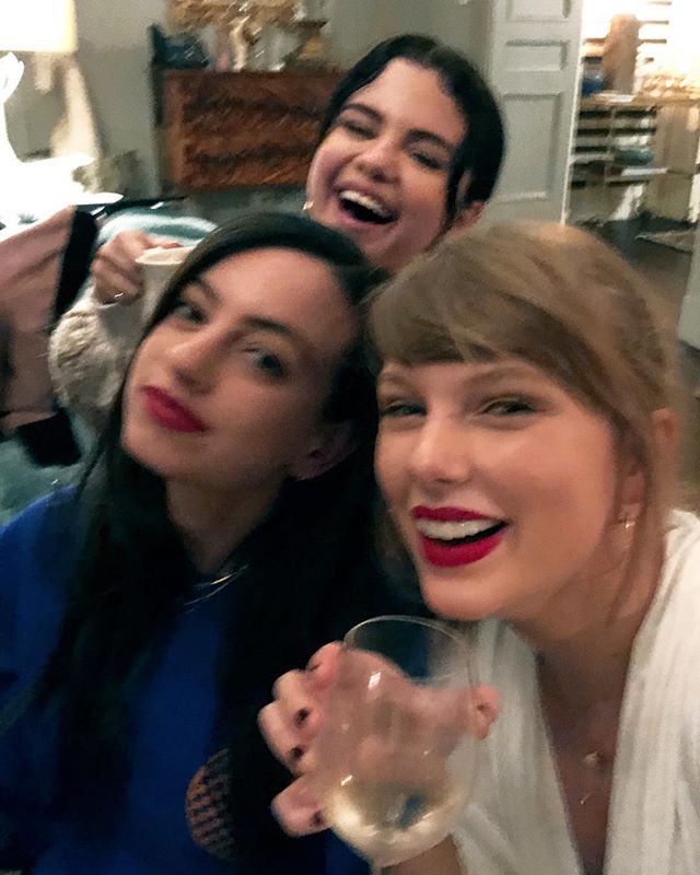 selena-gomez-aparece-bem-feliz-ao-lado-de-taylor-swift selena-gomez-aparece-bem-feliz-ao-lado-de-taylor-swift