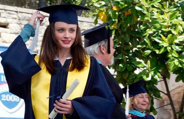 Imagem de Rory Gilmore, personagem de Gilmore Girls, vestindo uma beca e capelo na sua formatura da faculdade.