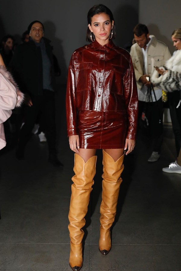 bruna-marquezine-john-john As botas over the knee da bru Marquezine no desfile da John John.
