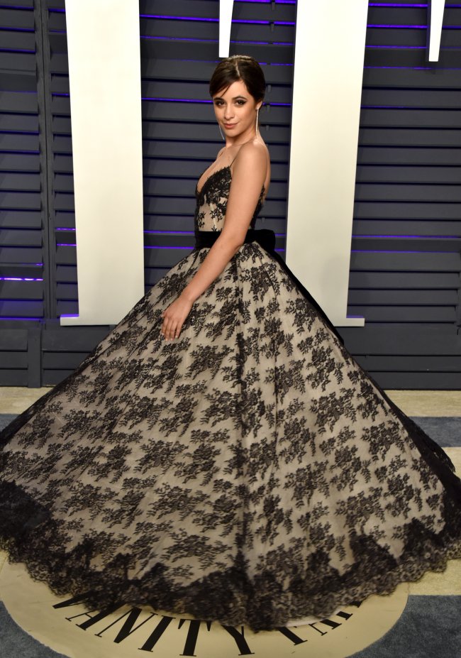2019 Vanity Fair Oscar Party Hosted By Radhika Jones – Arrivals Look da Camila Cabello na festa da Vanity Fair pós-Oscar 2019.
