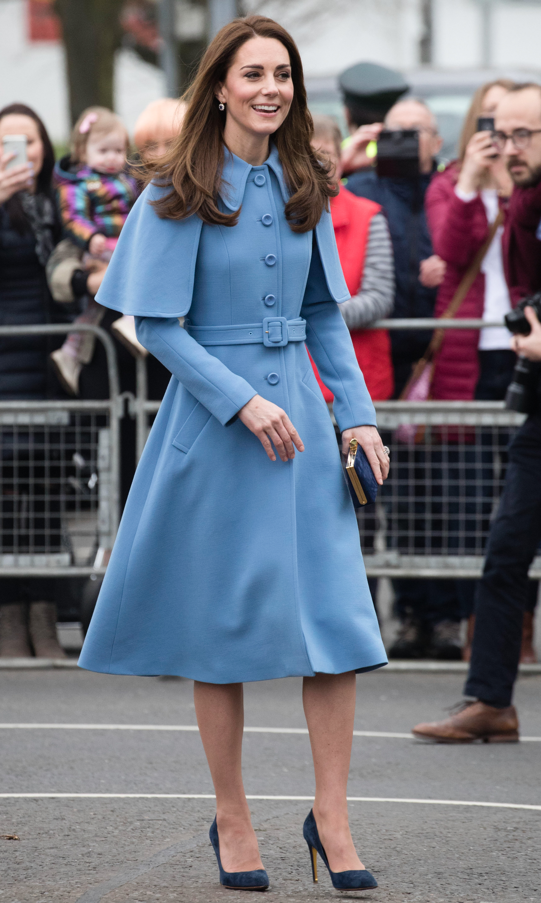 kate-middleton-casaco-capa-azul Kate Middleton de casaco azul com capa
