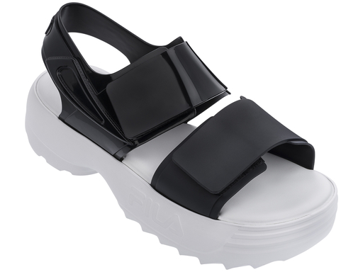 Sandália branca e preta Melissa / FILA (R$ 200*). Sandália branca e preta Melissa / FILA (R$ 200*).