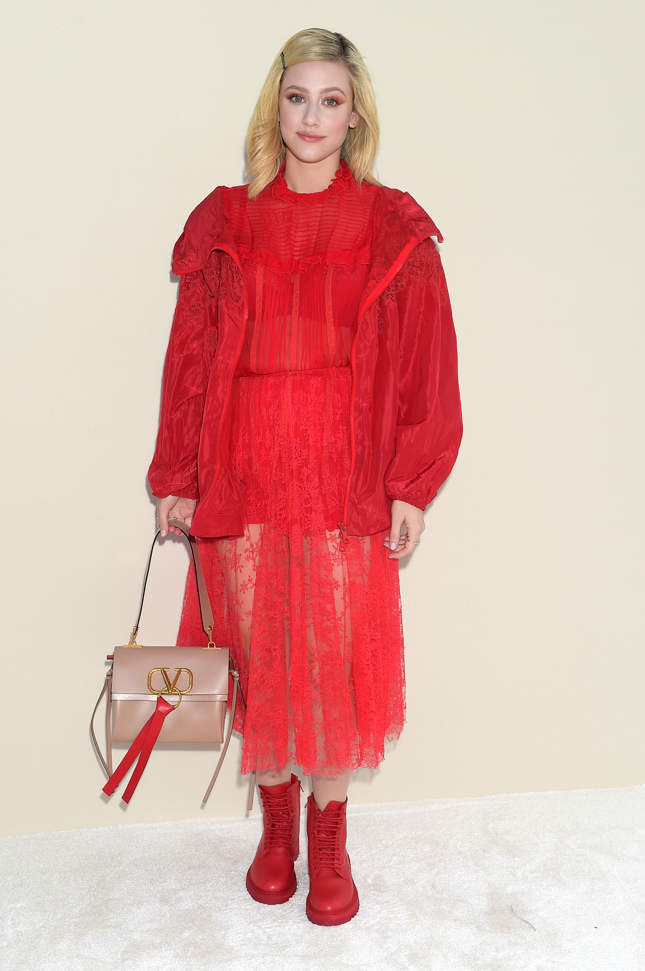 Valentino : Front Row – Paris Fashion Week Womenswear Fall/Winter 2019/2020 Lili Reinhart no desfile da Valentino em Paris