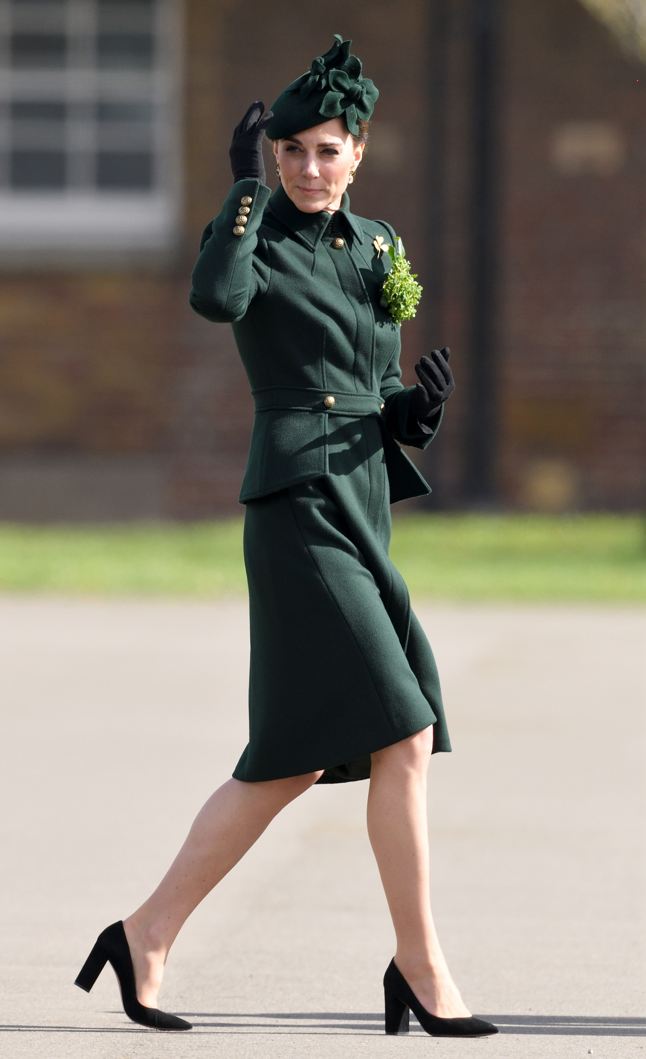 Kate Middleton de look verde e salto bloco