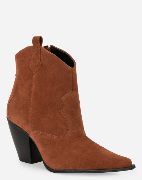 Bota western bico fino da Amaro (R$ 299,90*). Bota western bico fino da Amaro (R$ 299,90*).