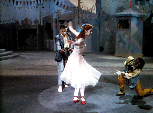 Como a dança pode ser uma aliada no tratamento de depressão e ansiedade Bailarina dançando na peça O Mágico de Oz; ela está dando piruetas com seu sapatinho vermelho