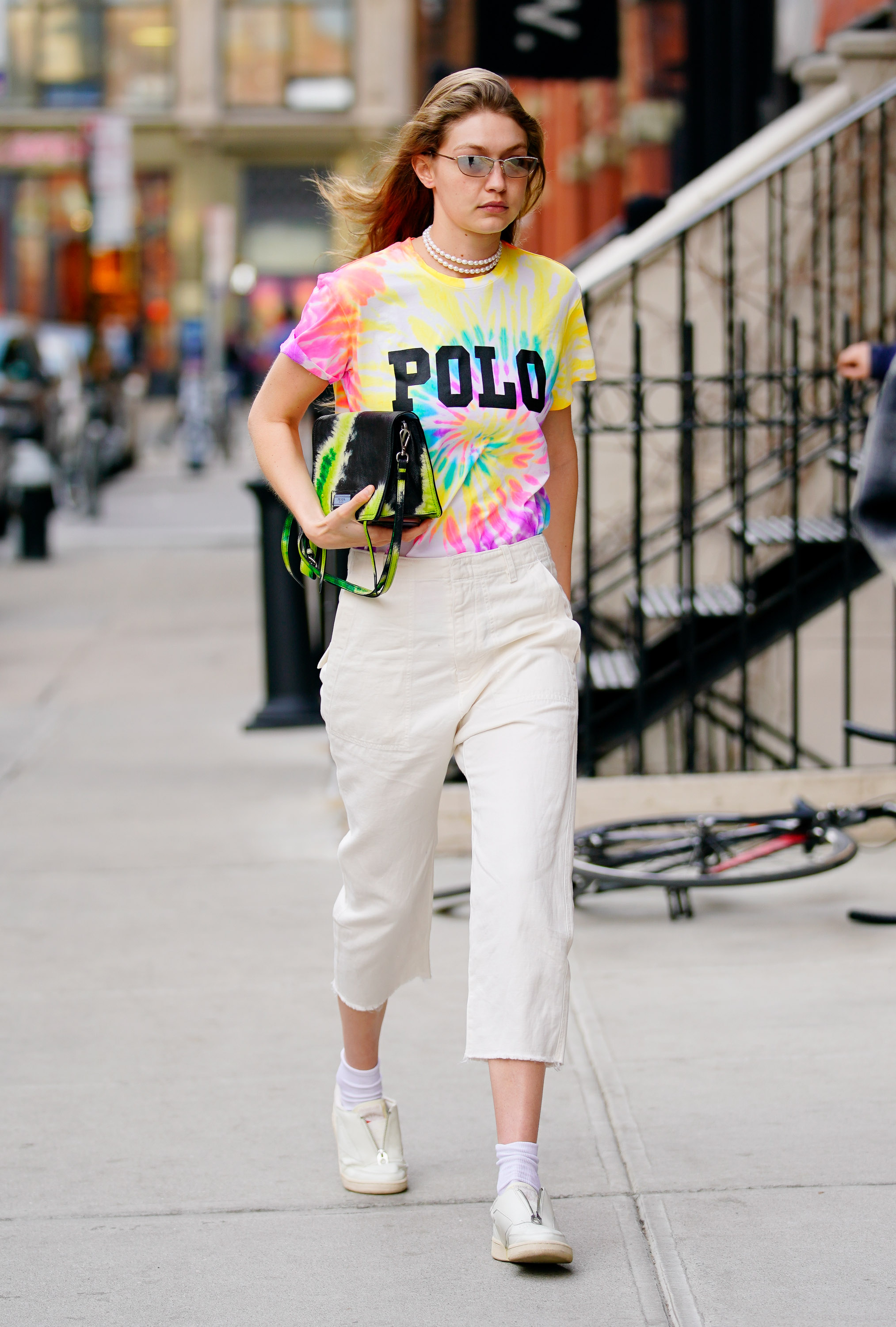 Gigi Hadid usando camiseta tie dye