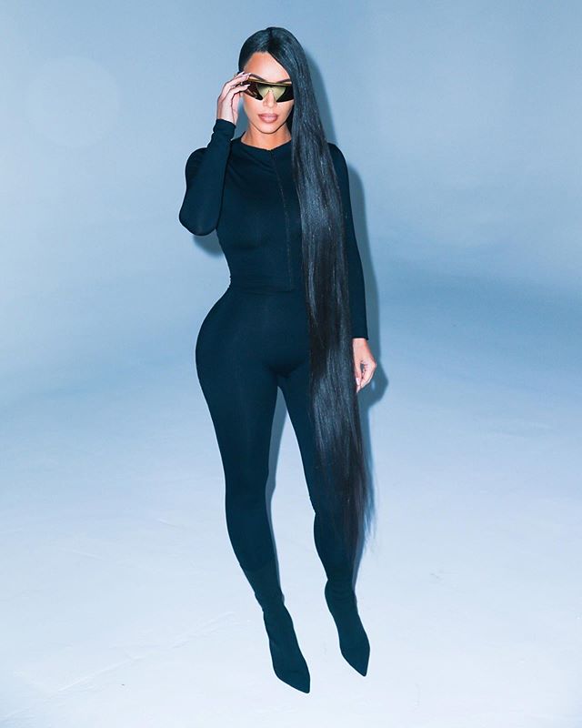Kim Kardashian usando óculos de sol da sua coleção