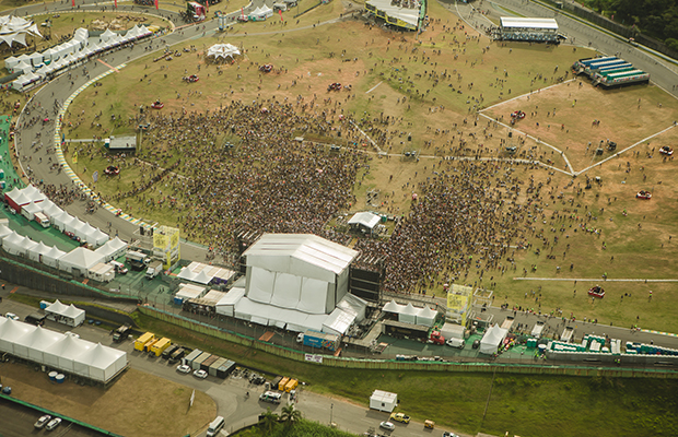 Shows de Lany e Rashid são interrompidos no Lollapalooza; chuva ameaça programação