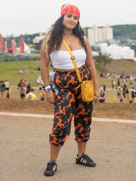 A bandana é uma peça muito versátil que pode ser usada de diferentes formas: na cabeça, no pescoço, na perna, na bolsa... (<span>@biadefranco, 20 anos)</span>