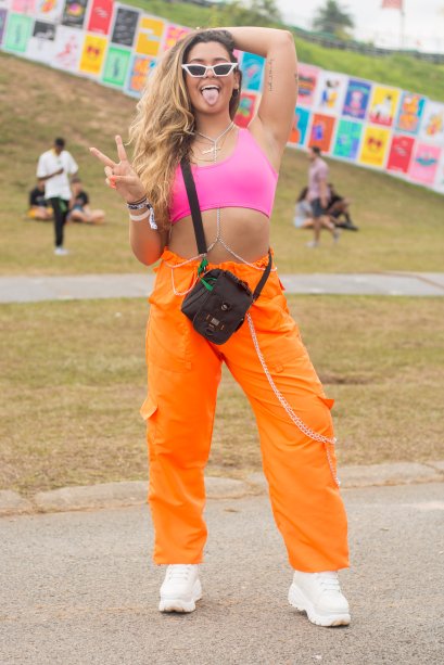 Mais um look composto por top rosa neon, dessa vez aliado à tendência da calça cargo, outro come back dos anos 90. (<span>@luizasant, 22 anos)</span>