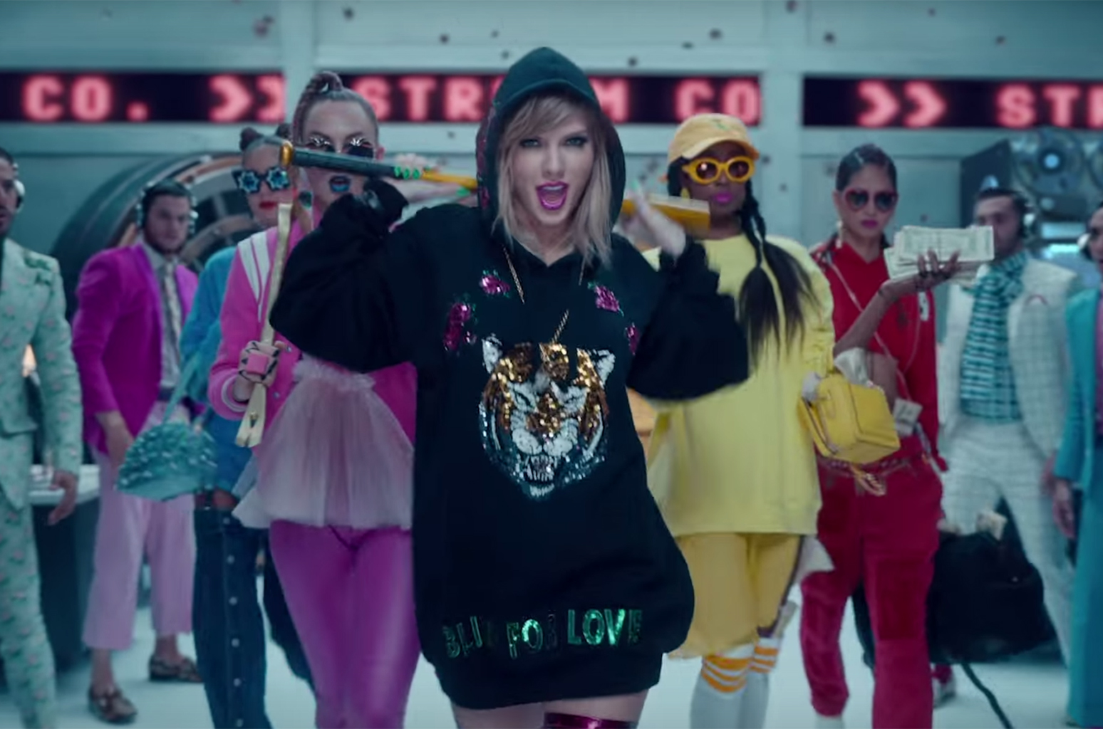 taylor-swift-look-what-you-made-me-do-gucci-sweater