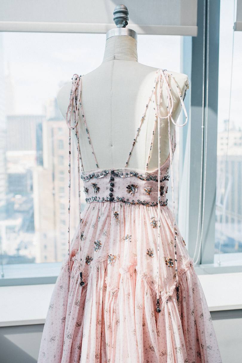 vestido-maisie-williams-coach