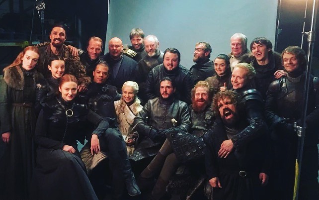 Elenco de Game Of Thrones pousando para a foto