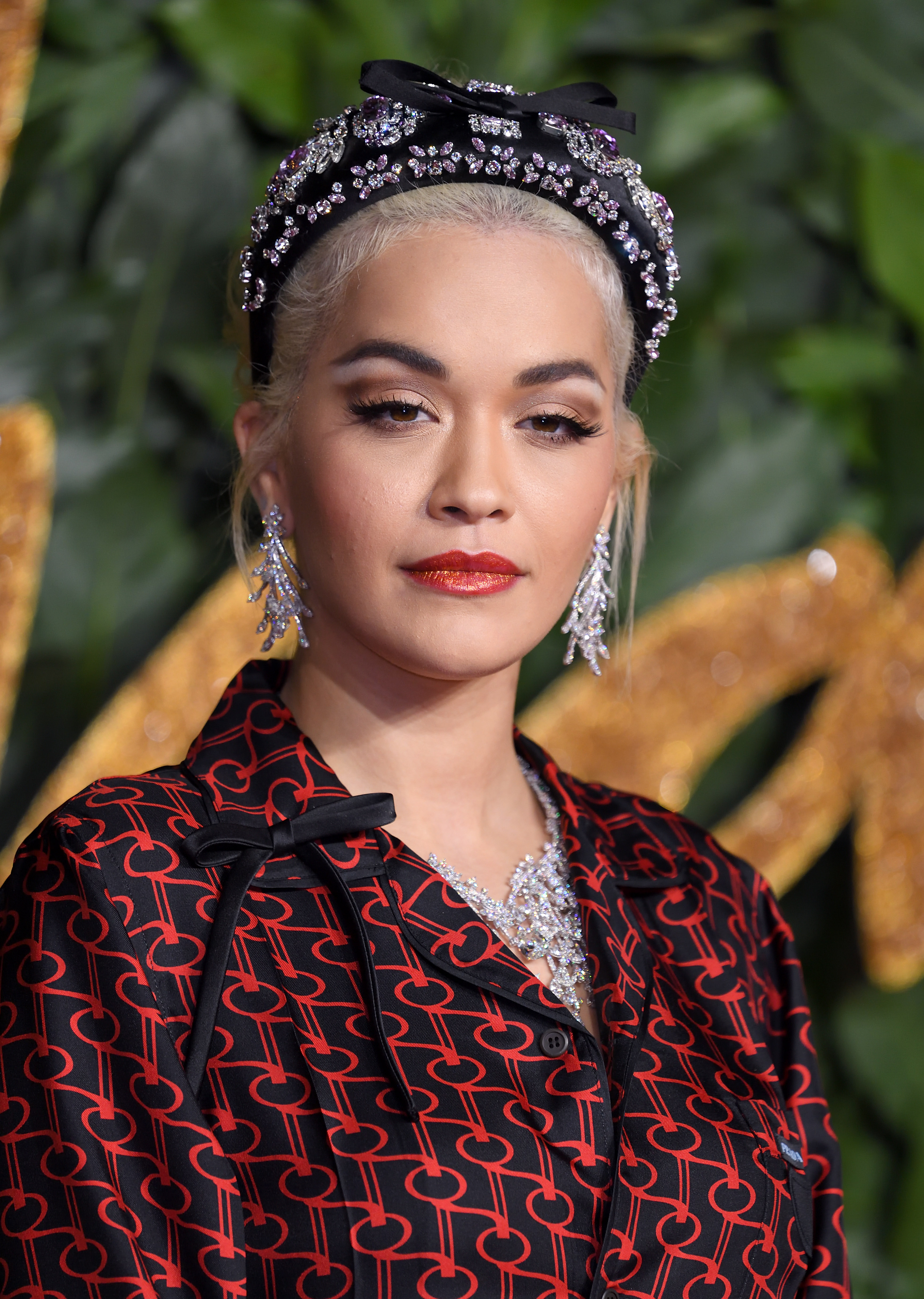 rita-ora-tiara-acolchoada