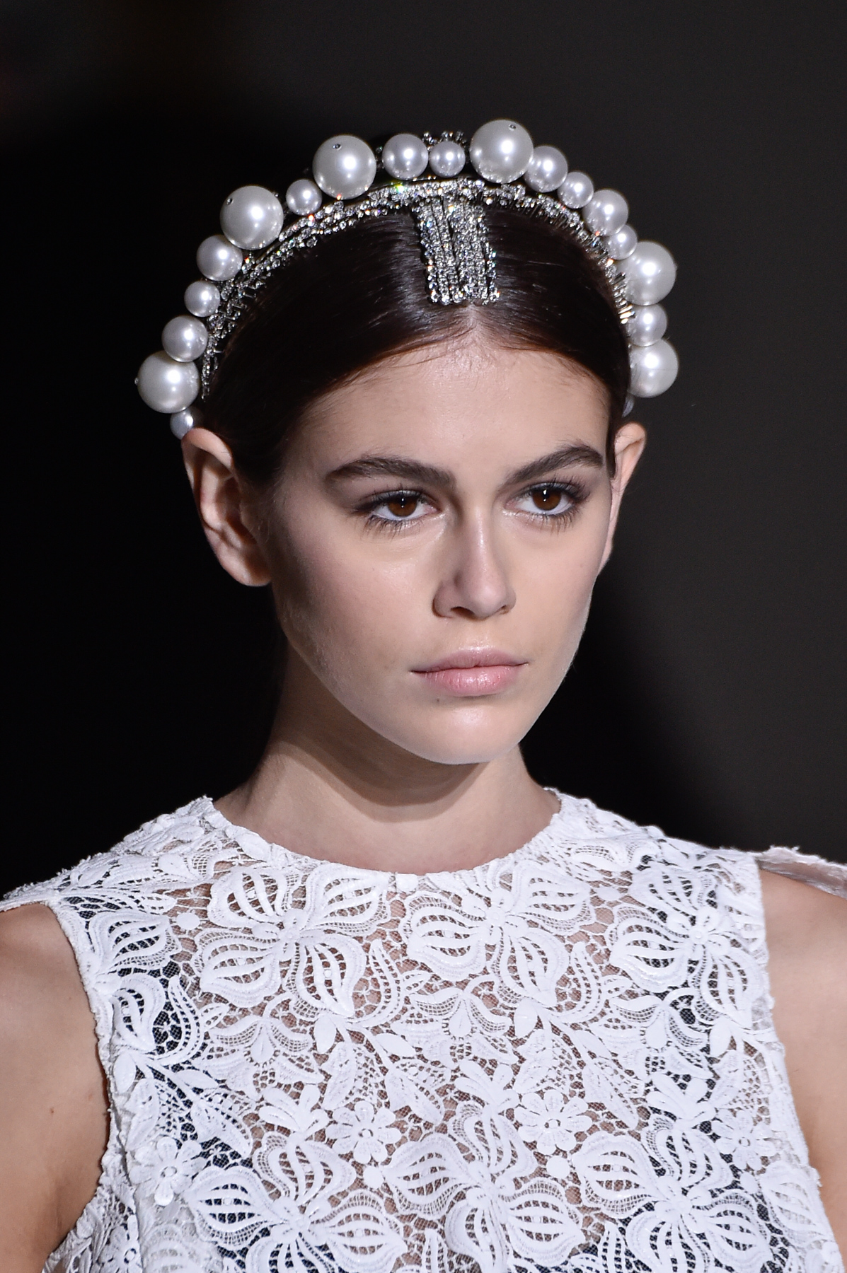 tiara-acolchoada-kaia-gerber-givenchy