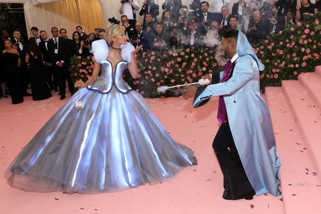 zendaya-cinderela-met-gala-2019 Zendaya e seu stylist no MET Gala 2019. Ela como cinderella e ele como sua fada madrinha.