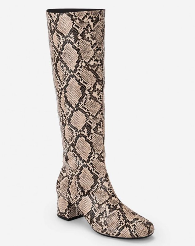 Bota cano longo com estampa de cobra Amaro (R$ 349,90*). Bota cano longo com estampa de cobra Amaro (R$ 349,90*).