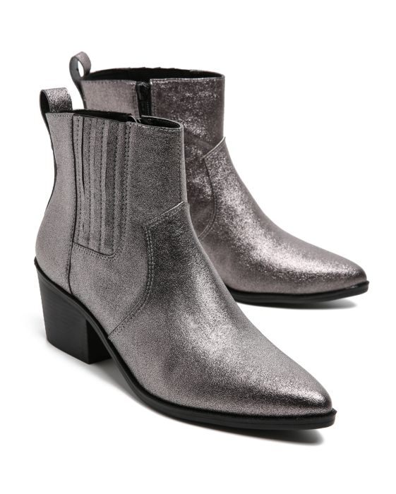 Bota chelsea metalizada Riachuelo (R$ 139,90*). Bota chelsea metalizada Riachuelo (R$ 139,90*).
