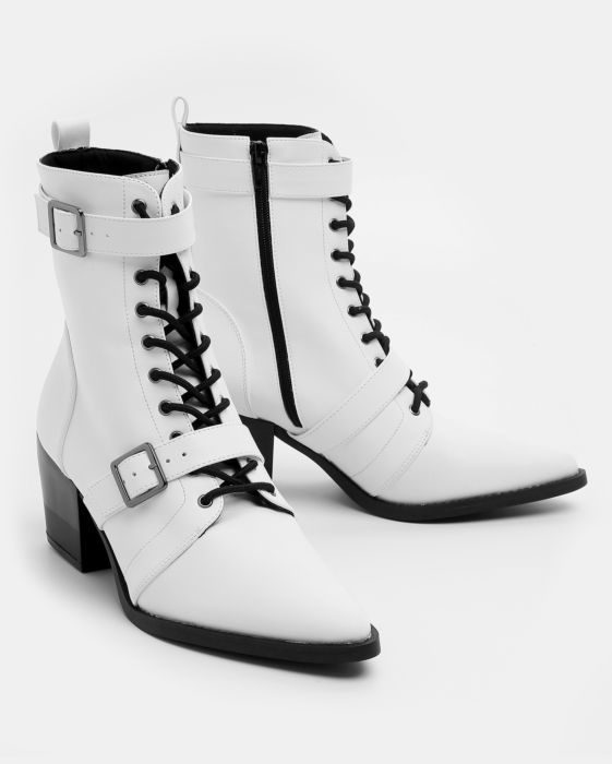 Bota western branca Riachuelo (R$ 199,90*). Bota western branca Riachuelo (R$ 199,90*).