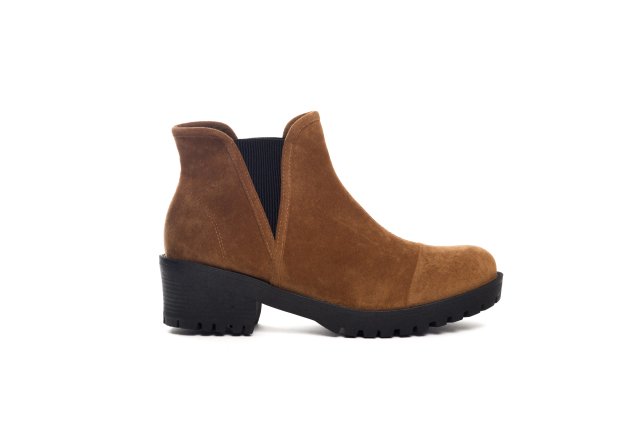 Bota camurça marrom Sapatella (R$ 119,90*). Bota camurça marrom Sapatella (R$ 119,90*).