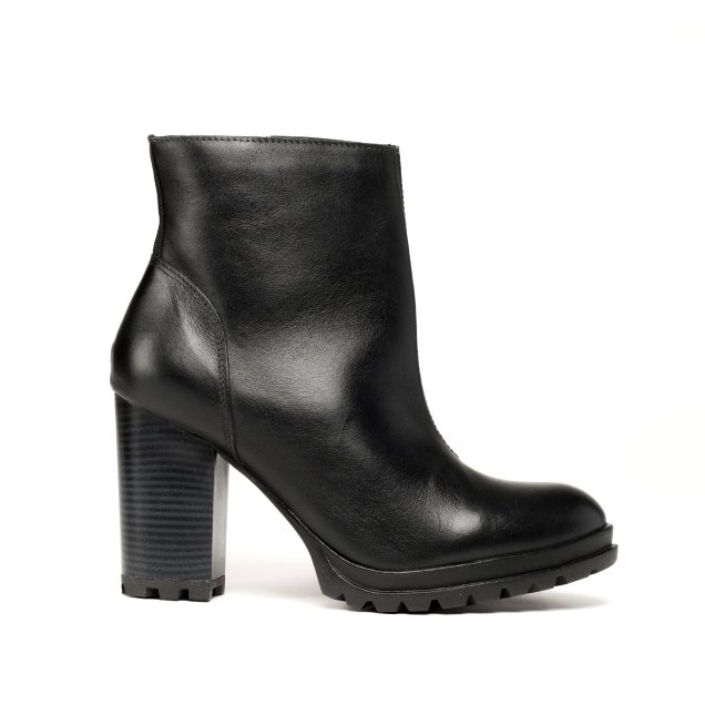 Ankle boot preta Sonho dos Pés (R$ 219,90*). Ankle boot preta Sonho dos Pés (R$ 219,90*).