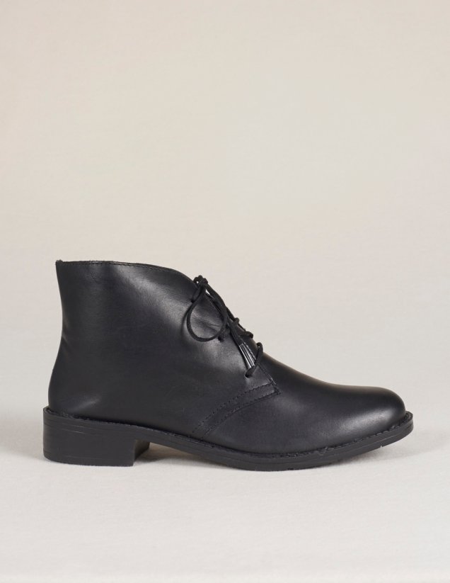 Bota cano curto preta Via Mia (R$ 189*). Bota cano curto preta Via Mia (R$ 189*).