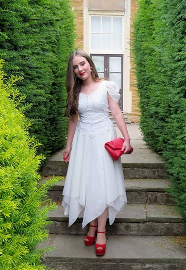 Jovem usa vestido de noiva de sua mãe para a formatura2