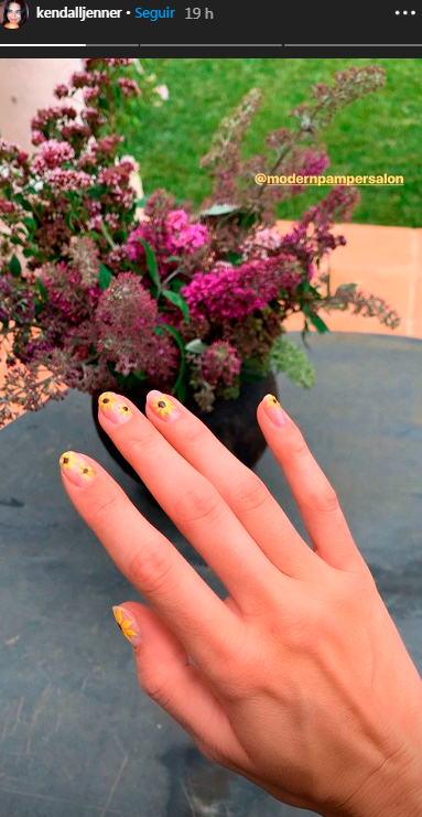 kendall-jenner-unha-nail-art-girassol