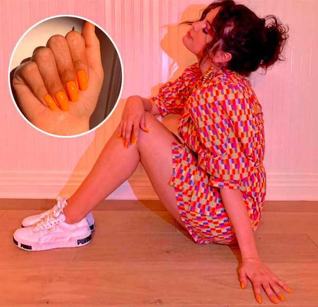selena-gomez-unha-esmalte-laranja selena-gomez-unha-esmalte-laranja