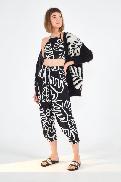 <span>Top frente única maxi costela (R$ 159*) e calça pareo maxi costela (R$ 279*), da Farm</span> <span>Top frente única maxi costela (R$ 159*) e calça pareo maxi costela (R$ 279*), da Farm</span>