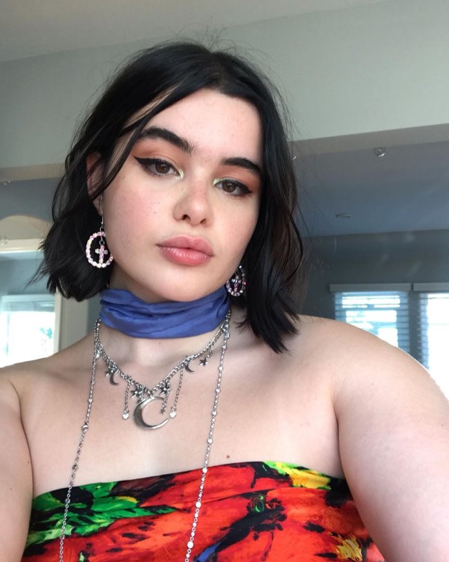 Selfie de Barbie Ferreira. Ela usa blusa colorida, colares e brincos prata 