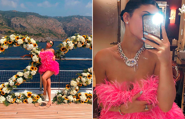 Kylie Jenner comemora aniversário de 22 anos com vestido “à la flamingo”