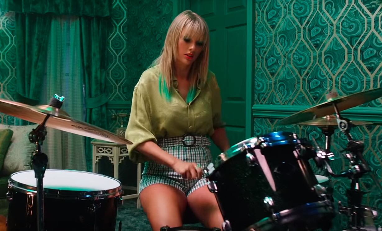 Looks da Taylor Swift no Clipe de Lover