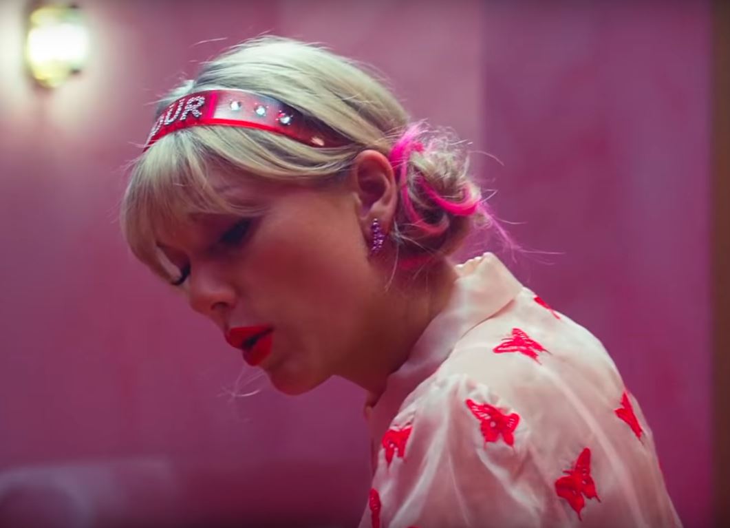 Looks da Taylor Swift no Clipe de Lover