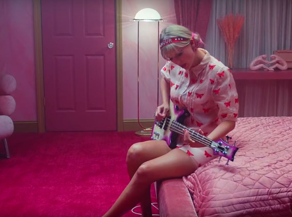 Looks da Taylor Swift no Clipe de Lover