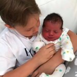 Davi Lucca cuidando do irmão recém-nascido é a coisa mais fofa do mundo!