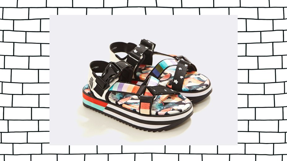 Sandália Plana Tiras Velcro, Farm, R$ 459*. Sandália Plana Tiras Velcro, Farm, R$ 459*.